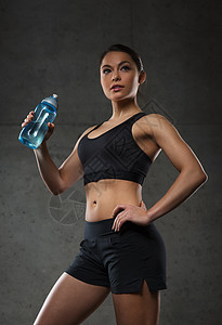 健身,运动,训练,饮料生活方式的妇女瓶健身房喝水图片