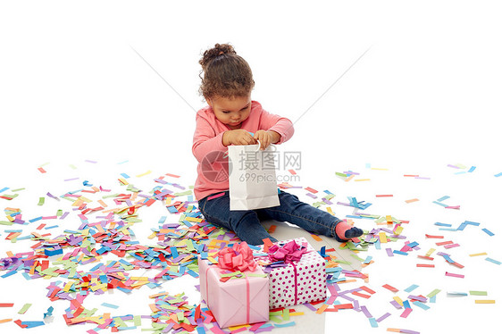 童,生日,聚会,假期人的快乐的小非裔美国女婴,带着礼品盒纸屑,玩着购物袋坐地板上图片