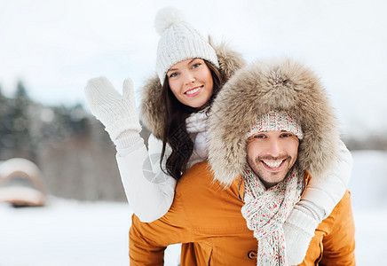 人,季节,爱休闲的快乐的夫妇冬天的背景下玩得很开心背景图片