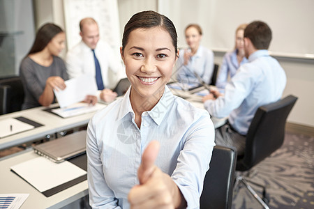 商业,人,手势队合作的微笑的女商人办公室的群商人会议上竖大拇指图片