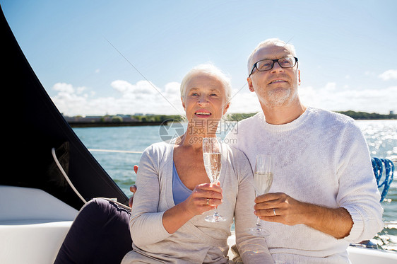 帆船,龄,旅行,假日人们的快乐的老夫妇带着香槟杯帆船游艇甲板上漂浮海上图片