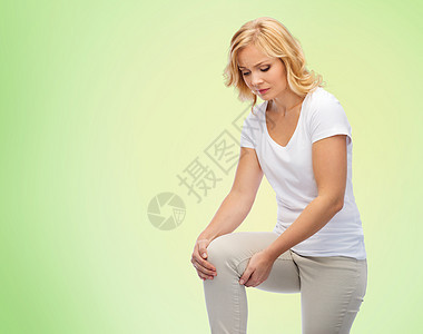 人,医疗保健问题幸的中妇女绿色自然背景下家里遭受腿部膝盖疼痛图片