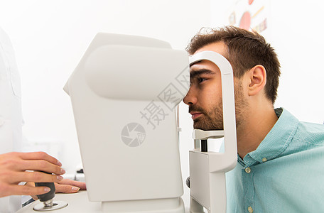 保健医学人视力技术眼科诊所光学商店用自动拖拉机检查病人视力的验光师图片