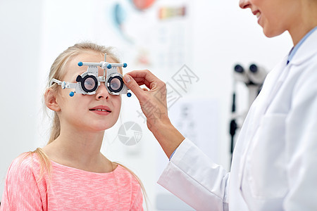 保健,医学,人,视力技术验光师与试用框架检查女孩病人视力眼科诊所光学商店图片