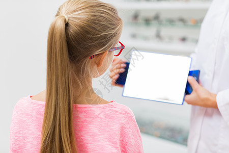 保健,人,视力视觉近距离的眼镜与镜子,帮助小女孩选择眼镜光学商店图片