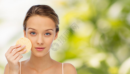 美丽,人护肤品的轻妇女清洁部与角质海绵绿色的自然背景图片
