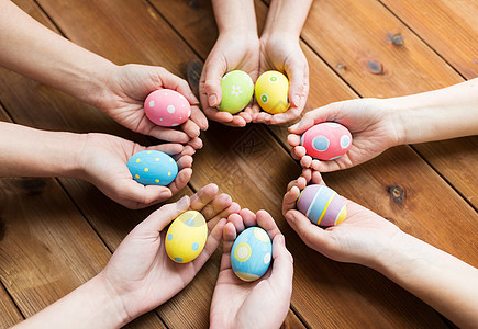 复活节,假日,传统人们的靠近女人的手着彩色复活节彩蛋图片