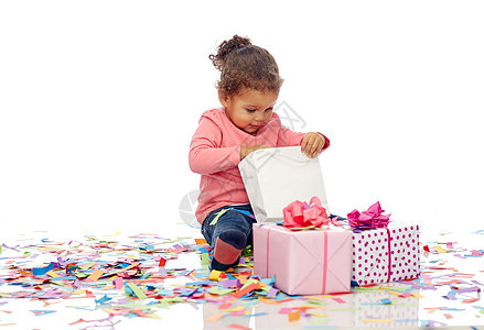 童,生日,聚会,假期人的快乐的微笑小非裔美国女婴与礼品盒纸屑玩购物袋坐地板上图片