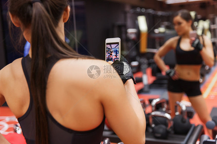 运动,健身,生活方式,技术人的轻的女人带着智能手机健身房自拍图片