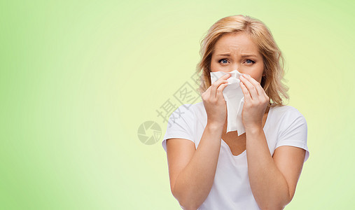 人,保健,鼻炎,感冒过敏的快乐的女人用纸巾鼻子绿色的自然背景图片