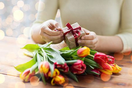 人们,节日问候的妇女持礼品盒郁金香花图片