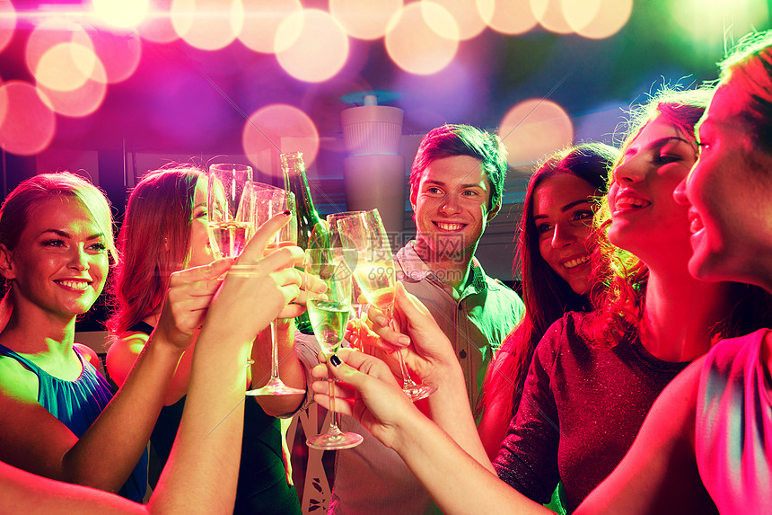 派,假期,庆祝,夜生活人们的微笑的朋友俱乐部里碰杯香槟啤酒图片