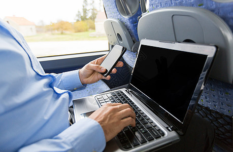 交通,旅游,商务旅行人的近距离的人与智能手机笔记本电脑旅行巴士图片