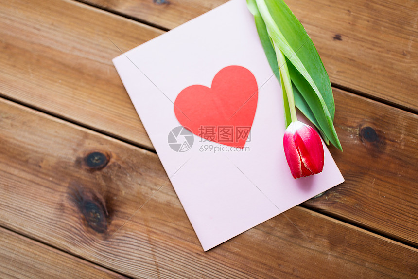 节日,爱情情人节的郁金香花贺卡与心木桌上图片