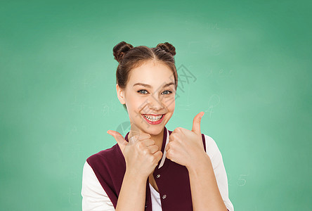 人,手势,情感,教育青少的快乐微笑的漂亮少女绿色学校粉笔板背景上竖大拇指图片
