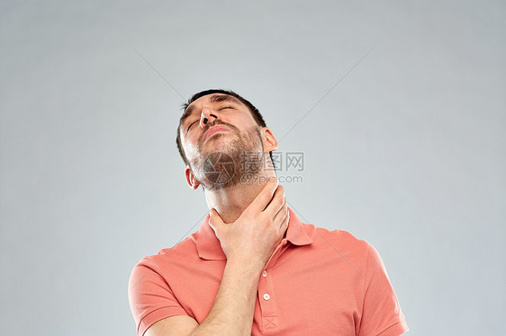 人,医疗保健问题幸的人触摸他的脖子喉咙疼痛的灰色背景图片
