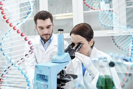 科学化学技术生物学人的轻科学家显微镜寻找样本,并临床实验室进行DNA分子结构的测试研究图片