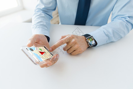 商业,技术,导航人的男手握透明的智能手机手表办公室与GPS导航屏幕上图片