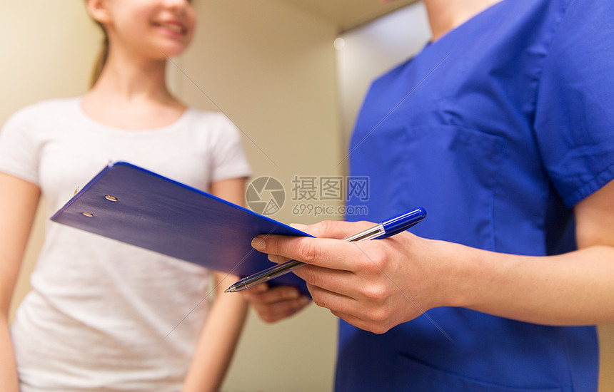 医学,保健人的女医生护士着剪贴板与女孩医院交谈图片