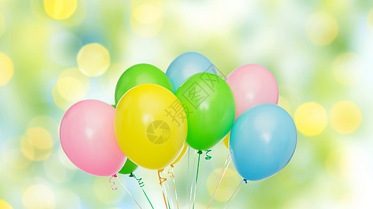 节日,生日,派装饰堆充气的彩色氦气球绿色的夏灯背景上图片