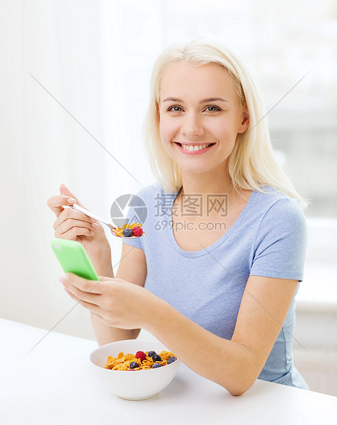 健康的饮食,饮食人们的微笑的轻妇女与平板电脑电脑吃早餐与智能手机家里图片