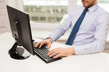 商业,人技术商人的手电脑键盘上打字办公室图片