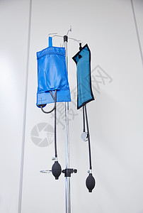 药品保健医疗设备两个血压计压力输液袖口挂医院的支架上图片