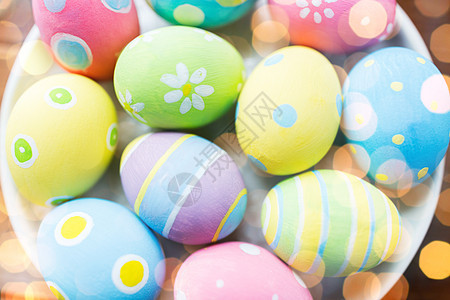 复活节,假日,传统象彩色复活节鸡蛋盘子上的灯光图片