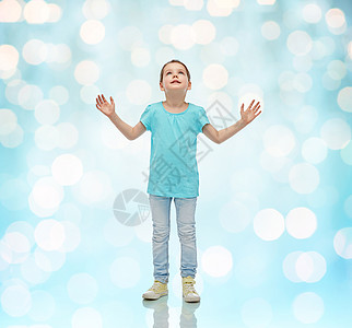 童,时尚,乐趣人的快乐的小女孩仰望蓝色假日灯光背景图片