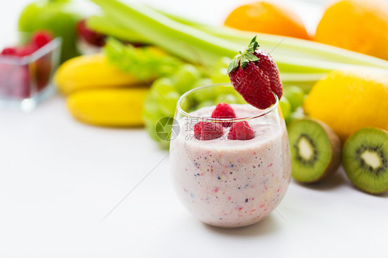 健康的饮食,烹饪,素食,饮食人的璃与草莓奶昔水果图片