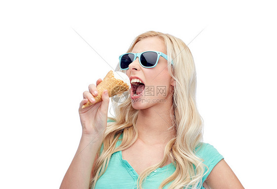 夏天,垃圾食品人们的轻的女人十几岁的女孩戴着太阳镜吃冰淇淋图片