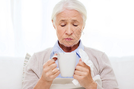保健,流感,感冒,龄人的生病的老妇女用纸巾家里喝热茶图片