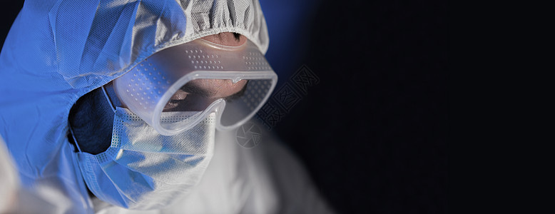 科学化学生物学医学人类黑暗背景下的化学实验室,科学家戴着护目镜防护罩近距离图片