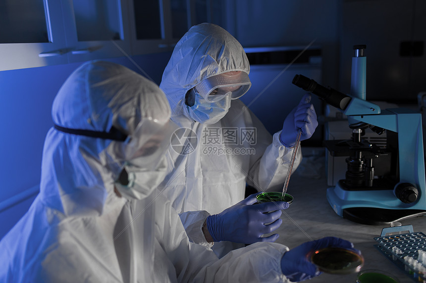 科学化学人的培养皿中用化学样品的科学家实验室进行测试研究图片