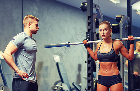 运动,健身,健美,生活方式人的男人女人杠铃弯曲肌肉健身房图片