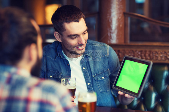 人,男人,休闲,友谊技术快乐的男朋友与平板电脑电脑酒吧酒吧喝啤酒图片