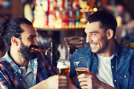 人,男人,休闲,友谊庆祝快乐的男朋友酒吧酒吧喝啤酒碰杯图片