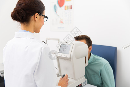 保健医学人视力技术眼科诊所光学商店用自动拖拉机检查病人视力的验光师图片
