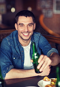 人,休闲,庆祝单身派的快乐的轻人酒吧酒吧喝啤酒图片