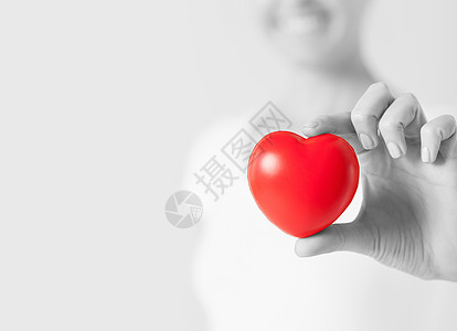 健康,医学慈善理念密切快乐的女人与小红的心图片