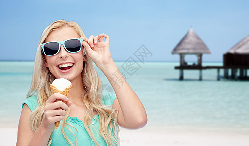 暑假,旅游,垃圾食品人们的轻的女人十几岁的女孩戴着太阳镜海滩上吃冰淇淋旅游胜地的背景图片