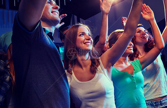 派,假期,庆祝,夜生活人们的微笑的朋友俱乐部的音乐会上挥手图片