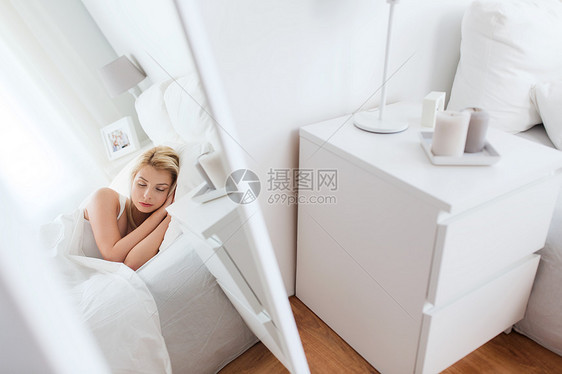 休息,舒适人们的镜子反射的轻妇女睡床上的家庭卧室图片