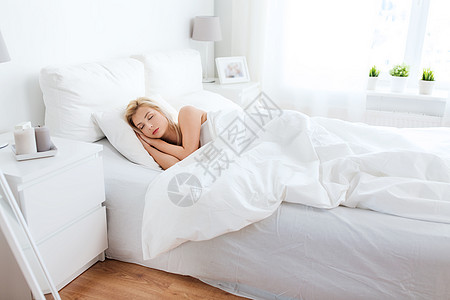 休息,舒适人的轻的女人睡床上家里的卧室高清图片