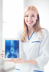 女医生平板电脑上X光的明亮图片女医生用X光片PC图片