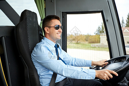 交通,旅游,公路旅行人的快乐司机驾驶城际巴士图片