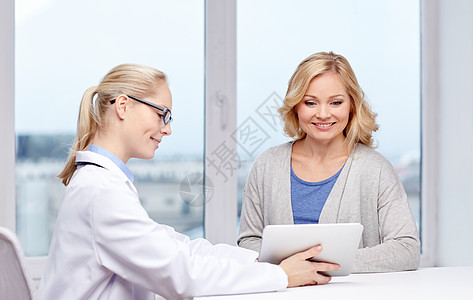医学,保健人的微笑医生与平板电脑妇女会议医院图片