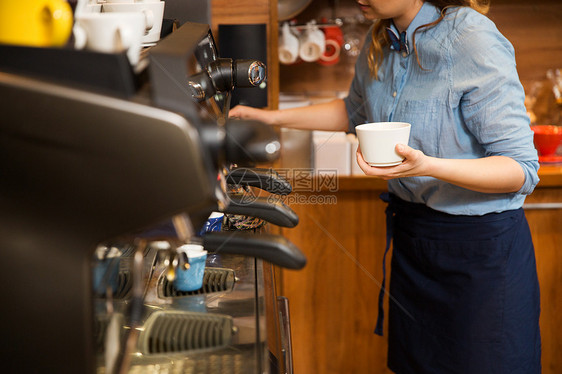 设备,咖啡店,人技术妇女咖啡馆酒吧餐厅厨房用浓缩咖啡机煮咖啡图片