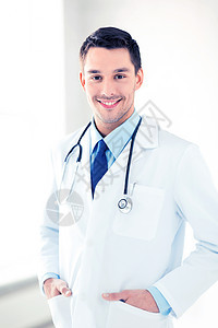 带听诊器的男医生的明亮照片带听诊器的男医生图片