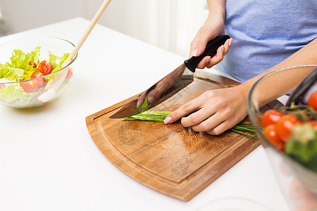 健康的饮食,烹饪,素食,饮食人的密切妇女切葱刀木制切割板图片